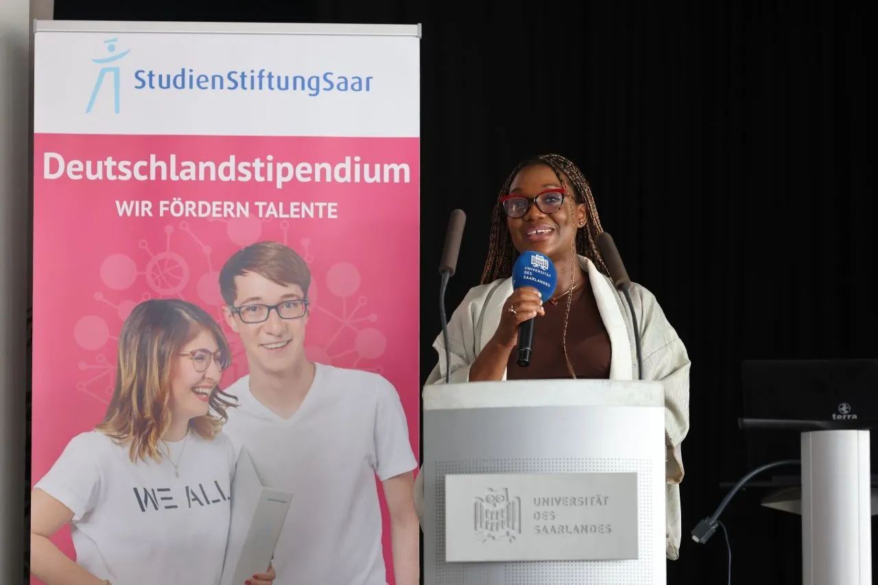 Lydie Fonkwe prend la parole à l'Université de la Sarre