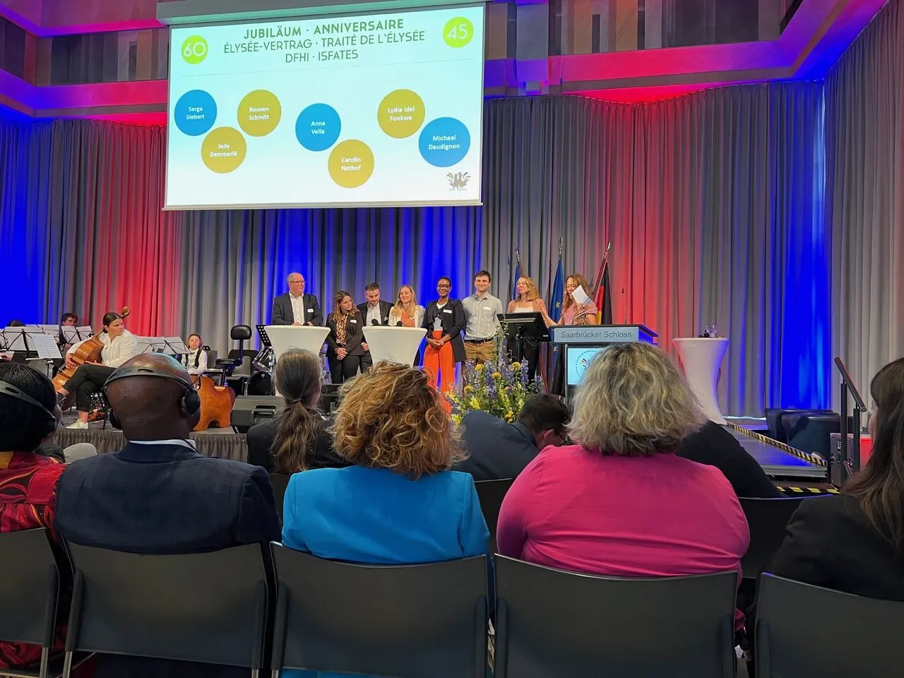 Lydie Fonkwe sur scène avec les intervenants du jubilé DFHI / ISFATES